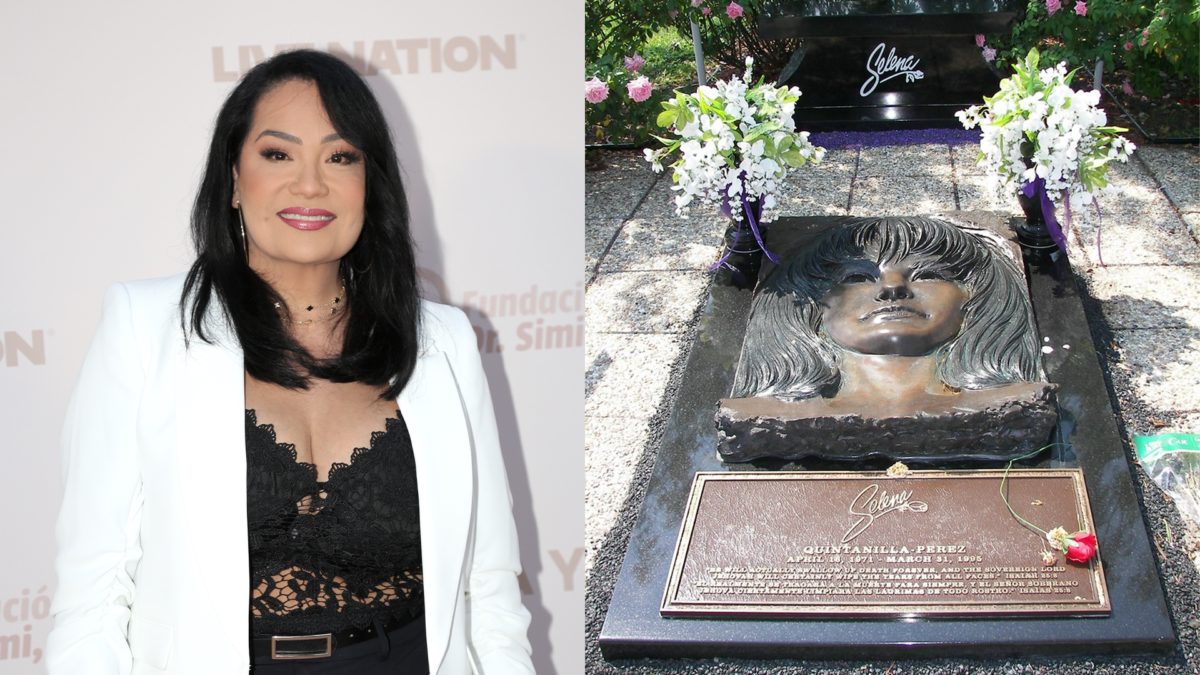 Suzette Quintanilla junto a la réplica de la tumba de Selena Quintanilla